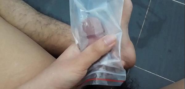  Gay bắn tinh dịch vào túi nhựa